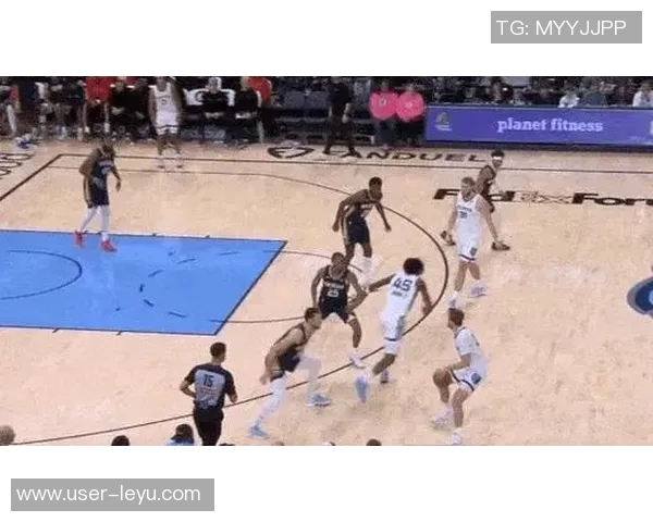 温情瞬间斯潘塞兄弟对决引发勇士灰熊球员教练球迷共鸣欢笑