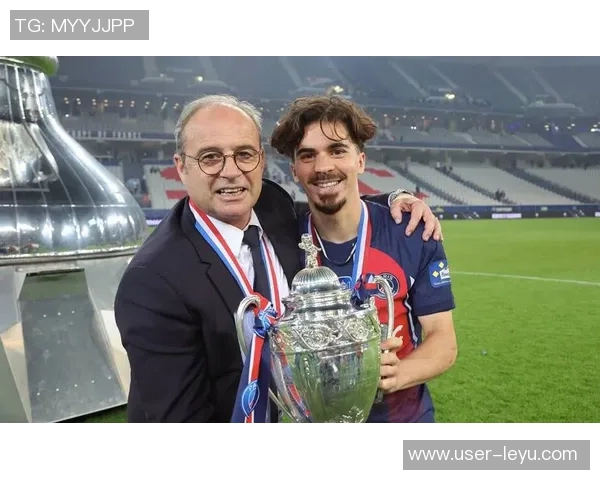 伊涅斯塔荣获环足奖生涯贡献奖与德约维蒂尼亚合影庆祝 伊涅斯塔荣获环足奖生涯贡献奖与德约维蒂尼亚合影庆祝